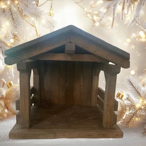 Nacimiento de madera artesanal, pesebre navideño rústico, decoración navideña