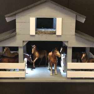 Prêt à expédier, EquestrianBarn Gray 2 Horse Stalls, Loft With Hay Drop, Parfait pour les jeux d’enfants, Grange miniature, Décoration intérieure, Écurie de chevaux