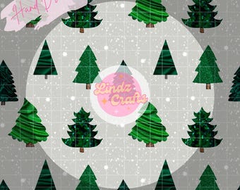Puede incluir: Un patrón sin costuras que presenta árboles de Navidad verdes dibujados a mano sobre un fondo blanco con un sutil patrón de cuadrícula gris. Los árboles tienen una textura brillante y están dispuestos en un patrón repetitivo. El texto "Hand Drawn" y "Lindz Crafts" es visible en la imagen.