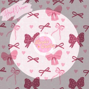 Pode incluir: Um padrão sem costura com laços rosa e vermelhos com bolinhas brancas sobre um fundo rosa claro. O padrão também inclui pequenos corações rosas. O texto "Hand Drawn" e "Lindz Crafts" é visível na imagem.