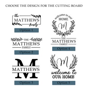 K&ouml;nnte beinhalten: Das Bild zeigt f&uuml;nf Designoptionen f&uuml;r ein Schneidebrett in Schwarz und Wei&szlig;. Jedes Design enth&auml;lt Text wie "The Matthews Family" und "Welcome to Our Home". Jedes Design ist mit einer Optionsnummer versehen.