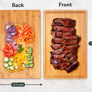 K&ouml;nnte beinhalten: Rechteckiges Bambus-Schneidebrett, 45,7 cm hoch und 31,8 cm breit, mit einer Nut am Rand. Die Vorderseite zeigt geschnittenes Steak, die R&uuml;ckseite geschnittenes Gem&uuml;se, darunter rote Zwiebeln, Paprika, Tomaten und Gurken.