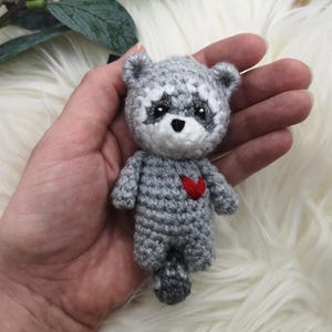 gehäkelter Waschbär - Amigurumi als Anhänger/Bag Charm (Chibitierchen)  | Häkeltier | Glücksbringer Waldtier | Schlüsselanhänger