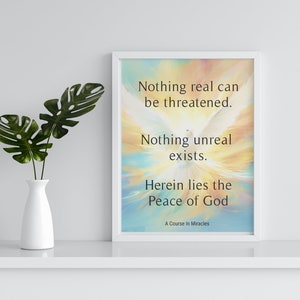 Può includere: Una stampa incorniciata con uno sfondo astratto colorato e una colomba bianca. Il testo recita "Niente di reale può essere minacciato. Niente di irreale esiste. Qui risiede la pace di Dio. Un corso in miracoli."