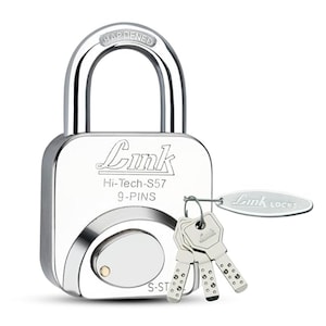 Può includere: Un lucchetto argentato lucido con una parte superiore curva e un set di chiavi. Il lucchetto ha la scritta "HARDENED" e il marchio "Link Hi-Tech-S57 9-PINS". Le chiavi hanno il marchio "Link Locks".