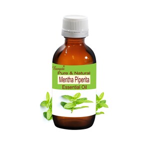 Op de afbeelding: Een bruine glazen fles met een witte dop, met het label "Bangoia Pure & Natural Mentha Piperita Essential Oil". De fles is omringd door groene muntbladeren.