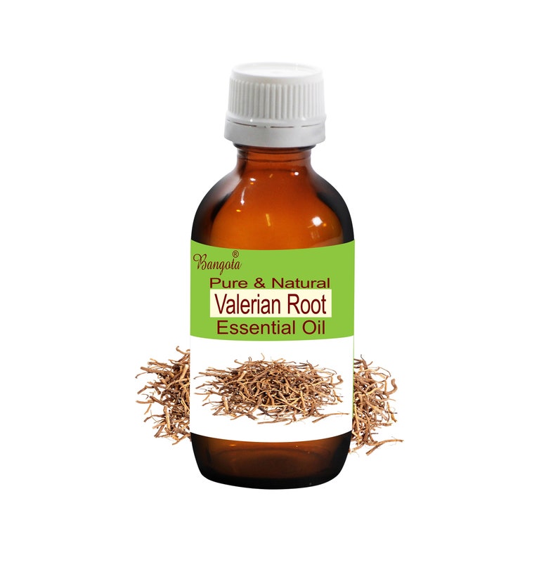 K&ouml;nnte beinhalten: Eine braune Glasflasche mit wei&szlig;em Verschluss, beschriftet mit "Bangoia Pure & Natural Valerian Root Essential Oil". Die Flasche ist von getrockneter brauner Baldrianwurzel umgeben.
