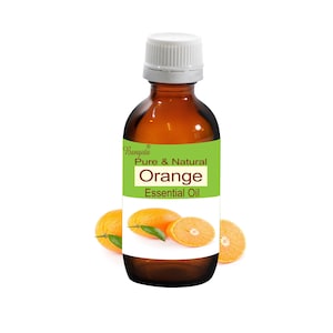 Könnte beinhalten: Eine braune Glasflasche mit weißem Verschluss, beschriftet mit "Bangoto Pure & Natural Orange Essential Oil". Die Flasche ist von Orangenscheiben und grünen Blättern umgeben.