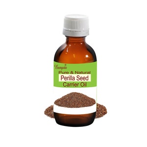 Puede incluir: Una botella de vidrio marrón con una tapa blanca, etiquetada "Pure & Natural Perilla Seed Carrier Oil" con un fondo verde. La botella está llena de un líquido transparente y está rodeada de un montón de semillas de perilla marrones.