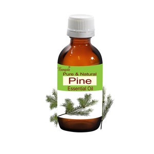 Puede incluir: Una botella de vidrio marrón con tapa blanca, etiquetada como "Pure & Natural Pine Essential Oil". La etiqueta es verde y blanca, con una ramita de pino. La botella contiene un líquido transparente.