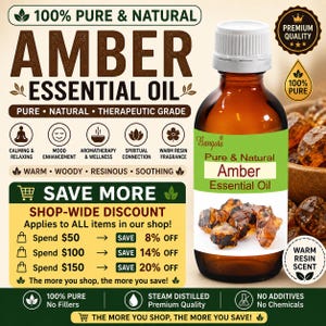 Op de afbeelding: Een bruine glazen fles Amber Essential Oil met een witte dop en groen etiket. Het etiket luidt "Pure & Natural Amber Essential Oil". De afbeelding bevat tekst over de voordelen van het product en een winkelbrede korting.