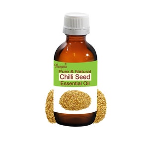 Op de afbeelding: Een bruine glazen fles met een witte dop, met het label "Bangoia Pure & Natural Chilli Seed Essential Oil". De fles is omringd door een stapel goudbruine chilipepers.