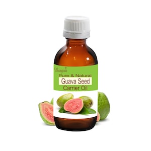 Op de afbeelding: Een bruine glazen fles met een witte dop, met het label "Pure & Natural Guava Seed Carrier Oil" op een groene achtergrond en een logo met de tekst "Bangoia". De fles wordt omringd door drie guavavruchten, waarvan er twee zijn opengesneden om het roze vruchtvlees te laten zien.
