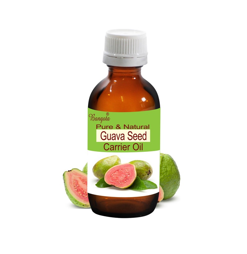 Op de afbeelding: Een bruine glazen fles met een witte dop, met het label "Pure & Natural Guava Seed Carrier Oil" op een groene achtergrond en een logo met de tekst "Bangoia". De fles wordt omringd door drie guavavruchten, waarvan er twee zijn opengesneden om het roze vruchtvlees te laten zien.