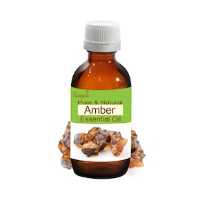 Peut inclure: Une bouteille en verre brun avec un bouchon blanc, étiquetée "Bangoia Pure & Natural Amber Essential Oil". La bouteille est entourée de pierres d'ambre.