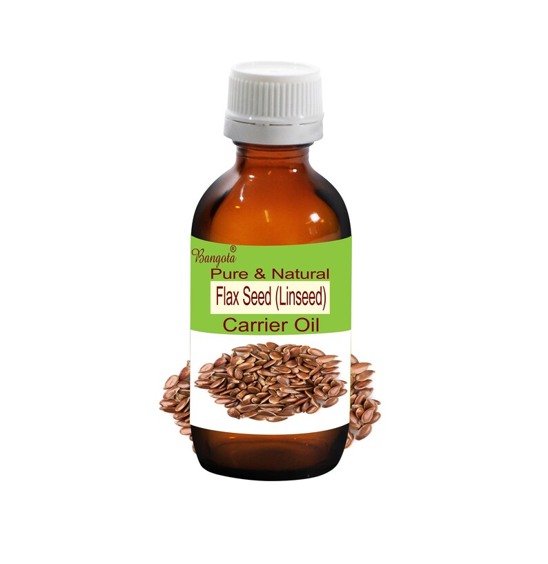 Op de afbeelding: Een bruine glazen fles met een witte dop, met het label "Bangoia Pure & Natural Vlaszaad (Lijnzaad) Draagolie". De fles is omringd door vlaszaden.