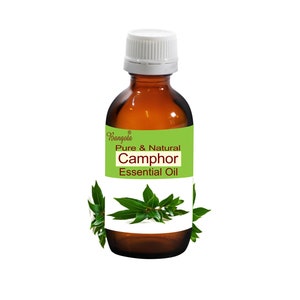 Puede incluir: Una botella de vidrio marrón con una tapa blanca, etiquetada "Bangoia Pure & Natural Camphor Essential Oil". La botella está rodeada de hojas verdes.