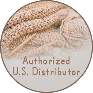 Puede incluir: Primer plano de suministros de tejido, que incluyen una tela tejida beige, una madeja de lana y agujas de tejer de madera. El texto "Authorized U.S. Distributor" se muestra en un marco circular.