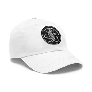 Puede incluir: Gorra de béisbol blanca con visera curva. La gorra presenta un parche negro circular con un diseño abstracto blanco. El diseño es una serie de líneas y formas interconectadas. La gorra está hecha de tela suave.