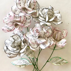 Bladmuziekrozen, gezangboekrozen, rozenboeket, bloemen voor altijd, papieren rozen, papieren bloemen, papieren bladmuziekbloemen, gezangboekbloemen