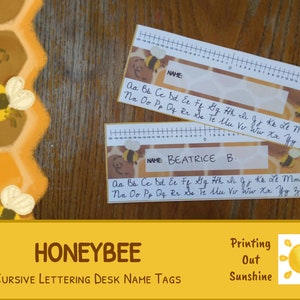 Peut inclure: Deux étiquettes de nom de bureau imprimables sur le thème de l'abeille. Les étiquettes comportent une règle, un espace pour un nom et l'alphabet en cursive. Le texte sur les étiquettes indique "NAME :" et "BEATRICE B."