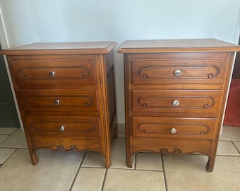Pair of Louis XV style bedside tables in solid oak – Carved moldings & honey patina