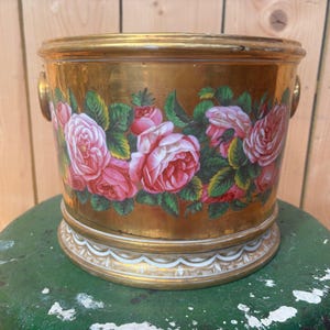 Paris porcelain cachepot, decorated with roses on a gold background, Empire style
