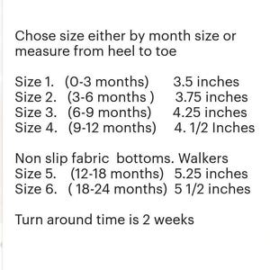 Op de afbeelding: Maattabel voor babyschoenen, met de bijbehorende leeftijdsgroep in maanden en de bijbehorende voetlengte in inches.  Maten 1-4 zijn voor baby's, maten 5-6 zijn voor loopers.  De levertijd is 2 weken.