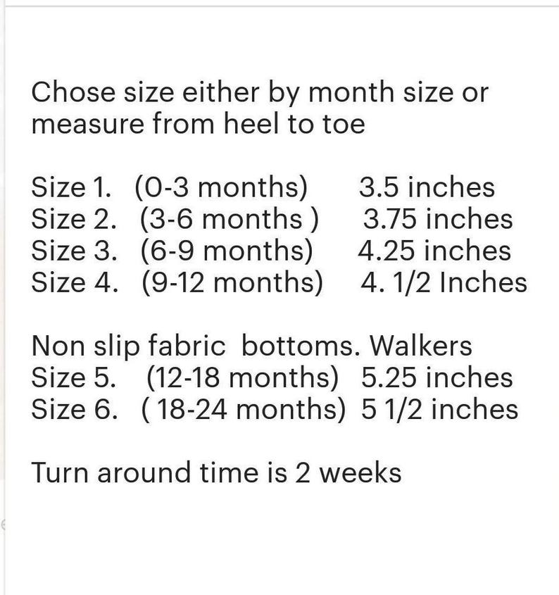 Op de afbeelding: Maattabel voor babyschoenen, met de bijbehorende leeftijdsgroep in maanden en de bijbehorende voetlengte in inches.  Maten 1-4 zijn voor baby's, maten 5-6 zijn voor loopers.  De levertijd is 2 weken.