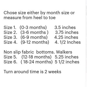 Puede incluir: Texto sobre un fondo blanco que detalla las tallas de zapatos de beb&eacute;, medidos en pulgadas. Las tallas se dan por edad en meses, que van desde 8,9 cm hasta 14 cm. El texto tambi&eacute;n menciona suelas de tela antideslizantes y un plazo de entrega de 2 semanas.