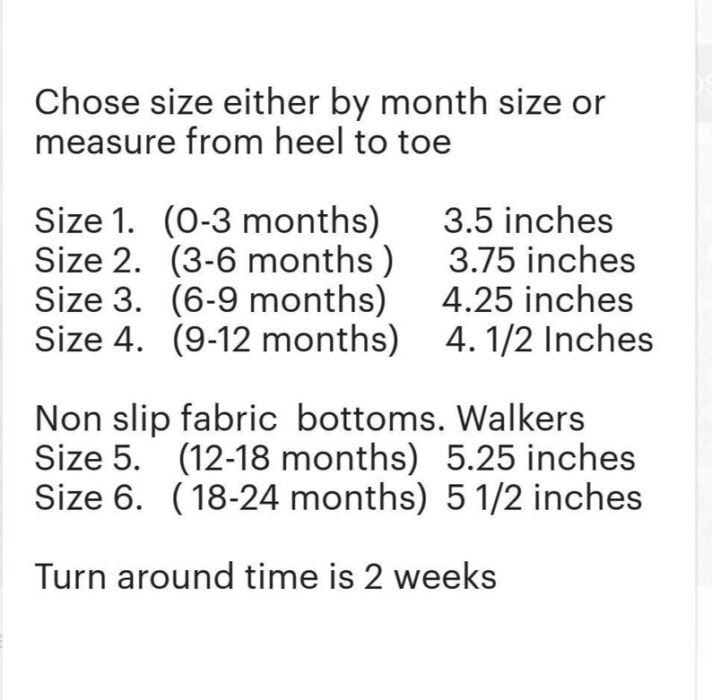 Puede incluir: Texto sobre un fondo blanco que detalla las tallas de zapatos de beb&eacute;, medidos en pulgadas. Las tallas se dan por edad en meses, que van desde 8,9 cm hasta 14 cm. El texto tambi&eacute;n menciona suelas de tela antideslizantes y un plazo de entrega de 2 semanas.