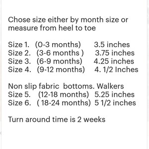 Puede incluir: Tabla de tallas para zapatos de beb&eacute;, que muestra las tallas en meses y las medidas correspondientes en pulgadas. Las tallas 1-4 son para beb&eacute;s, las tallas 5-6 son para caminantes. Suelas de tela antideslizantes. Tiempo de entrega: 2 semanas.