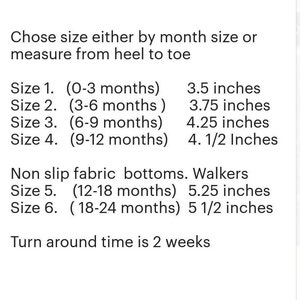 Puede incluir: Texto sobre fondo blanco que proporciona informaci&oacute;n sobre las tallas de zapatos para beb&eacute;s. Las tallas se enumeran por edad en meses y pulgadas, que van desde 3,5 pulgadas hasta 5,5 pulgadas. El texto tambi&eacute;n menciona suelas de tela antideslizantes y andadores.