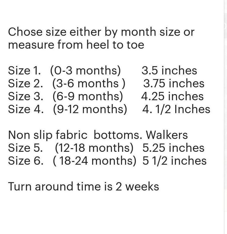 Puede incluir: Texto sobre fondo blanco que proporciona informaci&oacute;n sobre las tallas de zapatos para beb&eacute;s. Las tallas se enumeran por edad en meses y pulgadas, que van desde 3,5 pulgadas hasta 5,5 pulgadas. El texto tambi&eacute;n menciona suelas de tela antideslizantes y andadores.