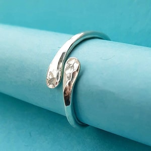 Anillo para el dedo del pie o anillo midi ajustable hecho a mano de plata ecológica (reciclada) martillada, de 1,5 mm de grosor.