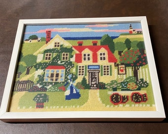 Nadelspitze fertig/gerahmt/Haus/Frau im Hof
