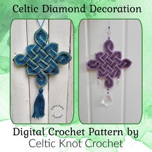 Może przedstawiać: Dwie szydełkowe dekoracje z celtyckim węzłem. Jedna jest niebieska z frędzlem, druga fioletowa z kryształową zawieszką. Tekst brzmi "Celtic Diamond Decoration" i "Digital Crochet Pattern by Celtic Knot Crochet."