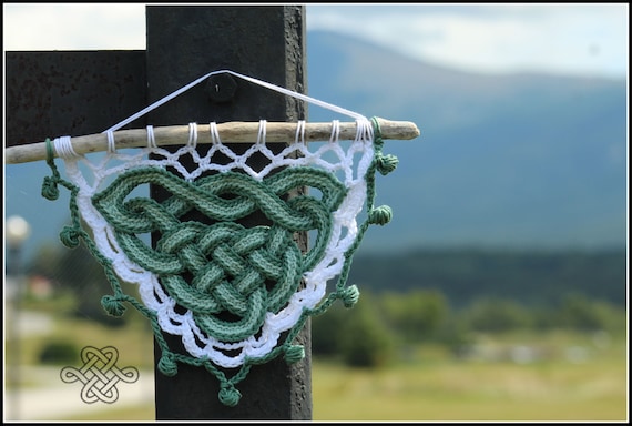 Celtic Knot Wall Hanging, CeItic, Crochet Decoration, Celtic Knot Crochet, Home Decoration, Irish Home Decor, Driftwood Decoration