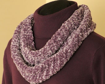 Easy Velvety Infinity Scarf - Beginner crochet pattern with trendy velvet yarn