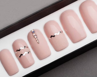 Uñas postizas mate de cuarzo rosa • Gel pintado a mano con diamantes de imitación