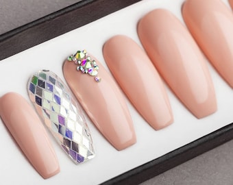 Uñas postizas con diamantes de imitación beige • Juego minimalista de uñas de gel pintadas a mano