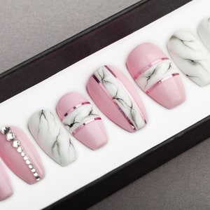 Prensa de mármore rosa e branco nas unhas com strass • Nail Art • Unhas postiças • Unhas postiças • Cola nas unhas • Presente para ela