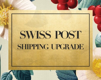 Puede incluir: Un rectángulo dorado con bordes negros y el texto "SWISS POST SHIPPING UPGRADE" sobre un fondo de flores blancas y bayas rojas.