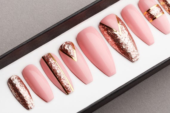 Comment adopter le celestial nail art, l'ultime tendance manucure de 2021 ?  - Elle