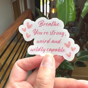 Respira, eres fuerte, extraño y tremendamente capaz. Pegatina troquelada. Pegatina bonita. Pegatina divertida. Pegatina para diario. Pegatina para scrapbooking.