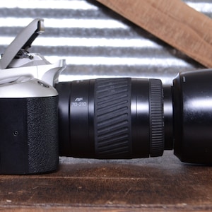 Vintage Minolta Maxxum QTsi - 35mm film SLR camera w/ 70-210mm AF Zoom lens, lens hood and UV filter