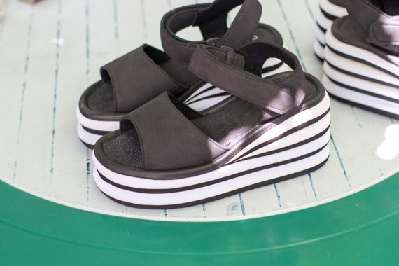 New Vintage womens Platform Sandal 90s black and w
