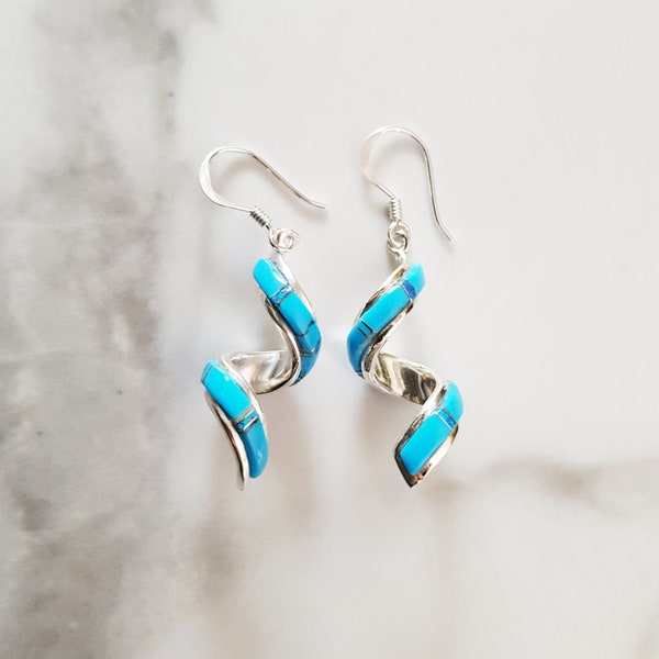 Boucles d'oreilles pendantes en argent sterling avec incrustations de spirales, turquoise américaine et opale créée