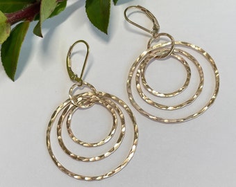 Gold multi hoop Leverback Earrings, Interlocking circles Earrings, 14K Hammered Gold filled linked circle earrings with Lever back earrings