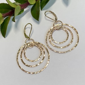 Gold multi hoop Leverback Earrings, Interlocking circles Earrings, 14K Hammered Gold filled linked circle earrings with Lever back earrings